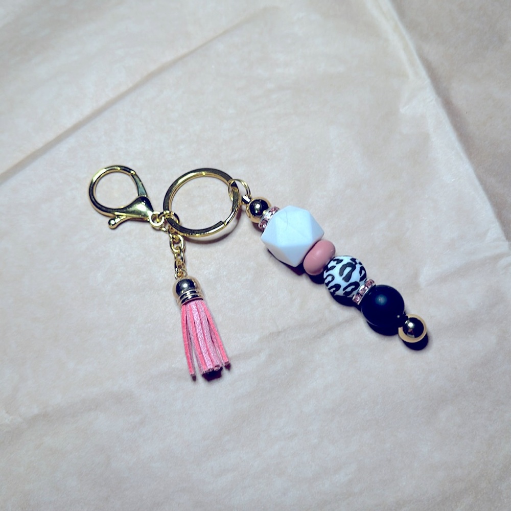 Keychain. Silicone beaded. Black, white and leopard